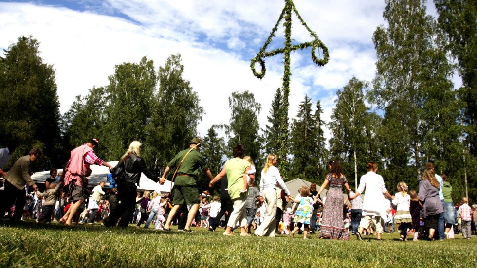 Midommaren firas på traditionellt sätt runt om i kommunen. Det blir musikanter från Skaraborg, gummor på väg till marknaden och små grodor. Precis som det ska vara.