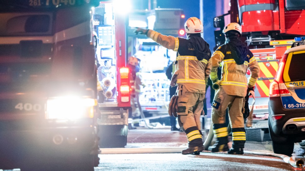 En lägenhet i Tidaholm härjades av en fullt utvecklade brand på måndagskvällen och fyra personer fördes till sjukhus med ambulans. Arkivbild.