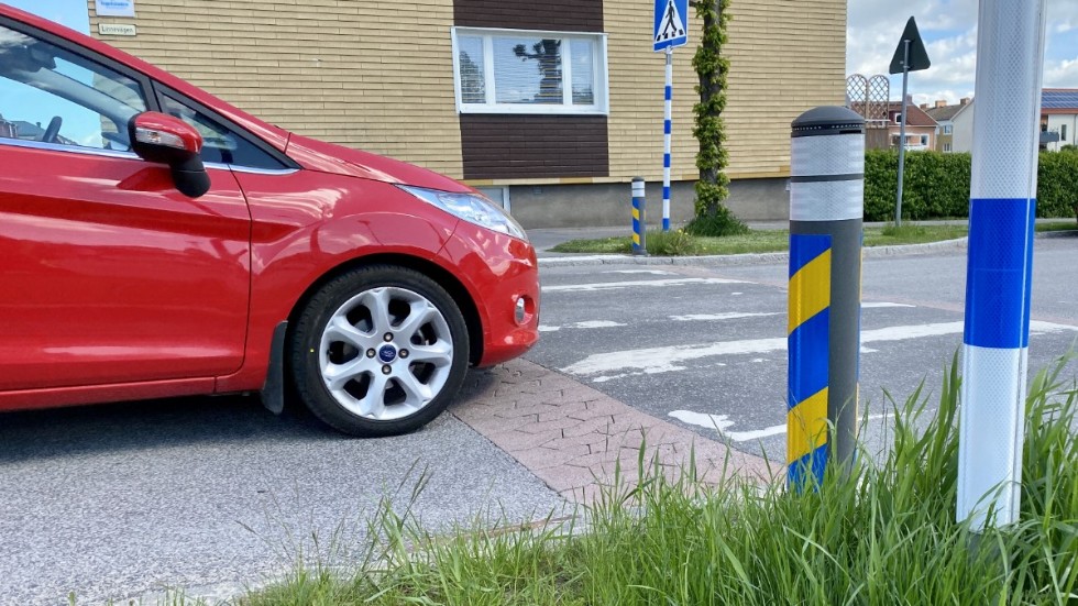Signaturen "Bilist" skriver att guppen i Katrineholm kan vara hälsofarliga på grund av att det bildas små partiklar från bilens skivbromsar vid varje inbromsning.
Bilden: Farthinder på Vasavägen i Katrineholm.