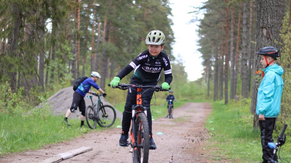 Edvin Sundlöv cyklar vant in i skogen.