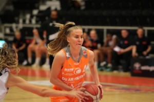 Saga, 16, är ingen vanlig debutant –  nära genombrottet