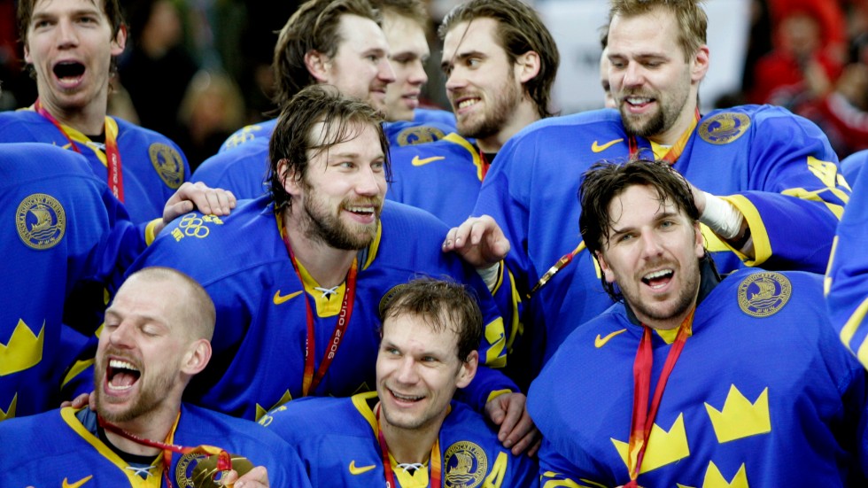 Henrik Lundqvist tillsammans med bland andra Nicklas Lidström och Peter Forsberg efter OS-guldet i Turin 2006. Arkivbild.