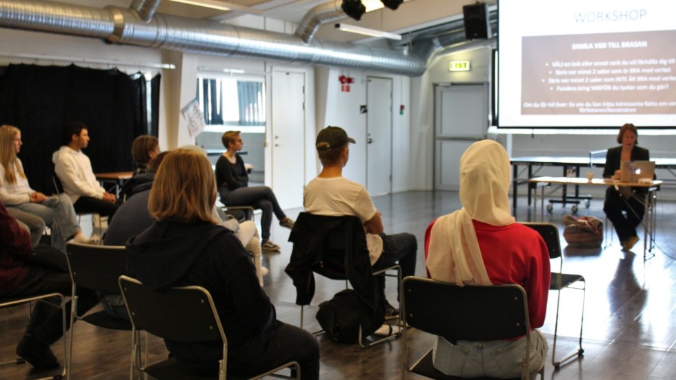 Dagen då Vimmerby Tidning besöker Fabriken, där feriepraktikanterna håller till, är skribenten och recensenten Edith Söderström från Örnen och Kråkan på besök och håller i en workshop om skrivande.