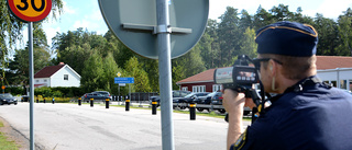 TV: Här kollar polisen hastigheten i Vimmerby • Två bilister åkte fast vid förskola • "De flesta skäms"