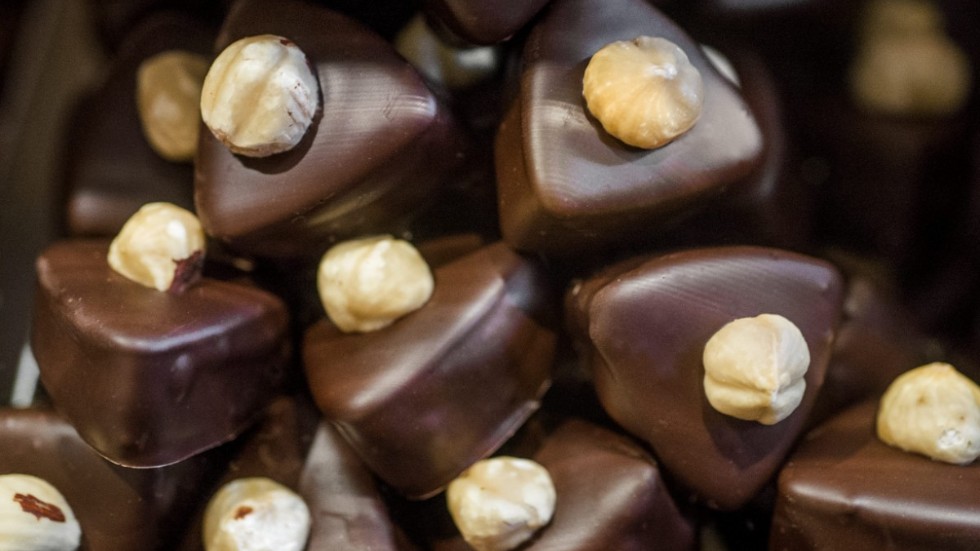 I Västafrika tjänar många kakaoodlare bara en dryg tredjedel av den inkomst de behöver för att kunna uppnå en tillfredsställande levnadsstandard, skriver artikelförfattarna.