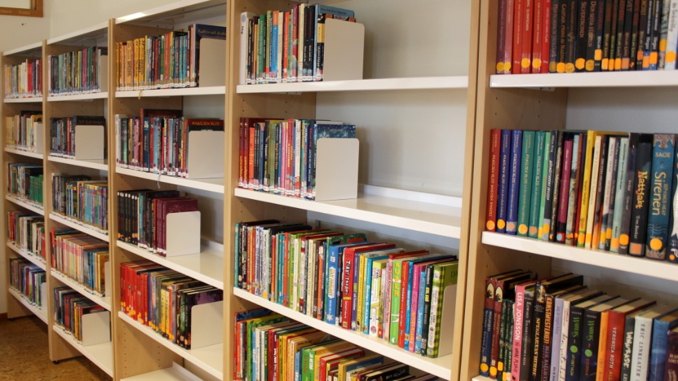 Insändarskribenten menar att mer måste satsas på skolbiblioteken för att få fler barn att läsa.