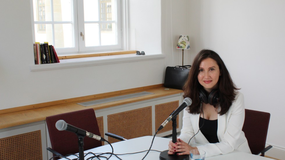 Aida Hadžialić  - här fotad när hon var gäst i Folkbladets podd Widar Möter - är regionråd för S i opposition i Stockholm. Och född i Bosnien. Med tankar om Ukraina. 