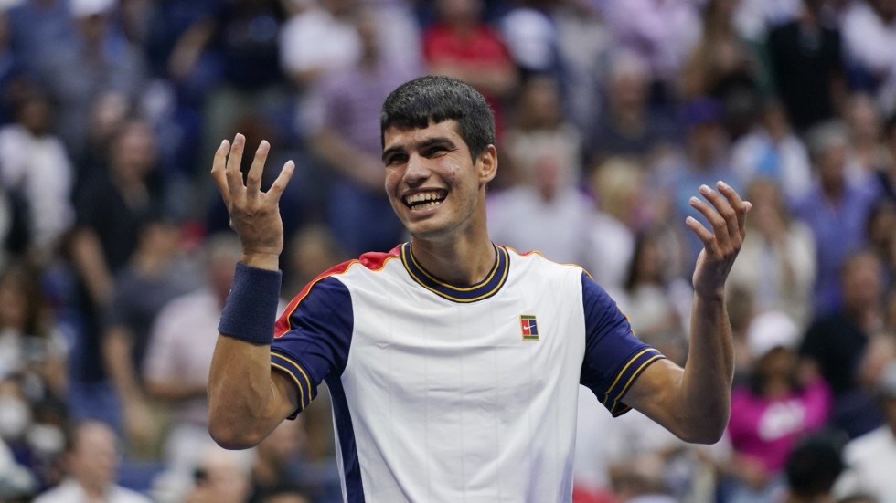 18-åringe spanjoren Carlos Alcaraz slog ut Stefanos Tsitsipas, Grekland, ur US Open.