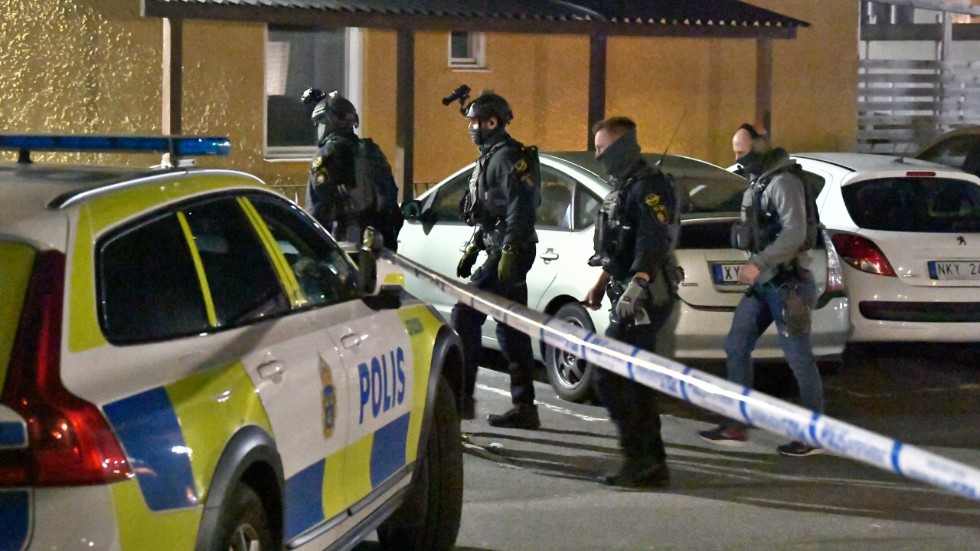 Två personer har blivit skjutna i Jordbro, i Haninge söder om Stockholm. Här arbetar poliser på brottsplatsen.