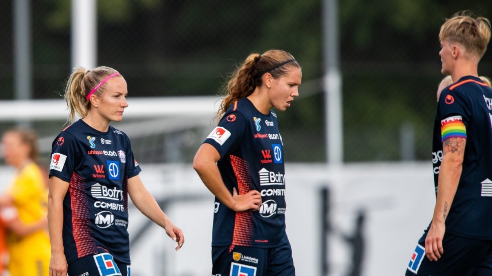 LFC-depp efter 0-1 mot Kristianstad. Petra Johansson, Emma Lennartsson och Nilla Fischer.