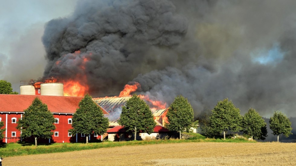 En kraftig brand bröt ut på en gård utanför Vingåker på lördagen.