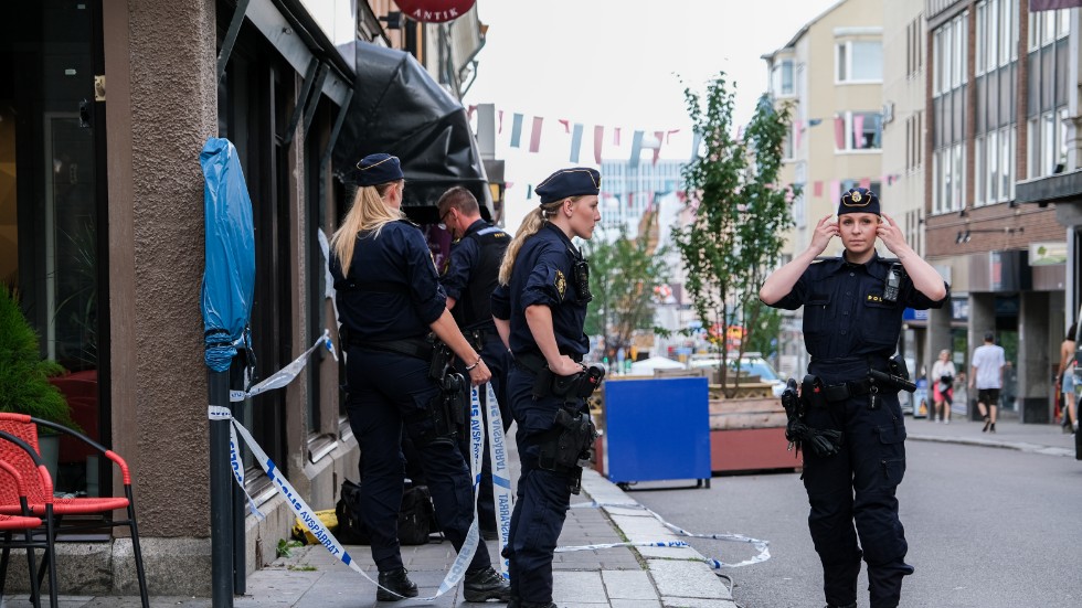 Flera poliser var på plats utanför restaurangen på Storgatan efter skottlossningen.
