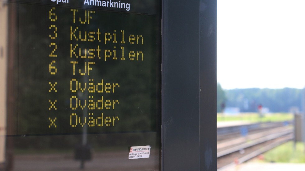 Oväder... Ja på sitt sätt är det väl det. Tågen på Stångådalsbanan ställs in på grund av värmen och risken för solkurvor. I stället blir det buss, och en timmas längre restid mellan Kalmar och Linköping.