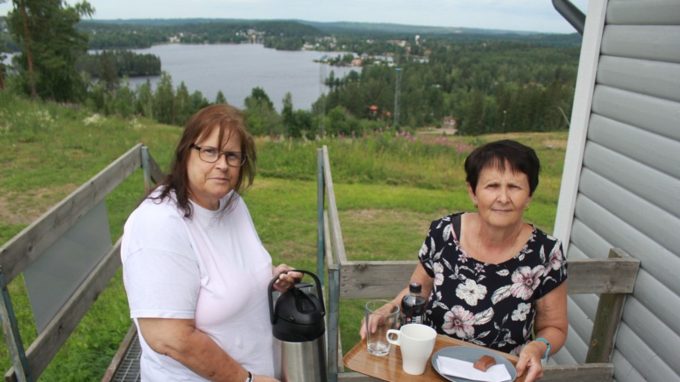 Åsa Thorsson och Ing-Marie Jardebrink tackade ja till att hjälpa Hjortens SK med att hålla friluftscaféet öppet i Toppstugan om helgerna över sommaren. "Vi har hjälpt till i caféet om vintrarna, så nu var det roligt att hjälpa till här", säger de.