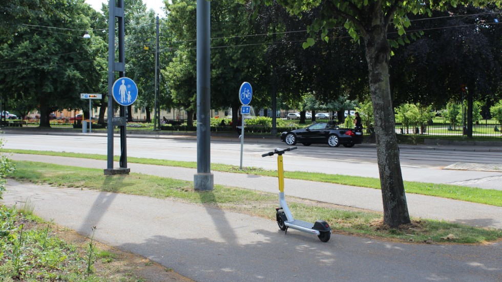 Felparkerad elsparkcykel.