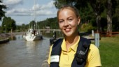 Hon hjälper turisterna att slussa på Göta Kanal