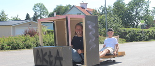 Kompisarna Wilmer och Vincent, 11 år, byggde egen lådbil: "Vi ska hela vägen till Biltema"