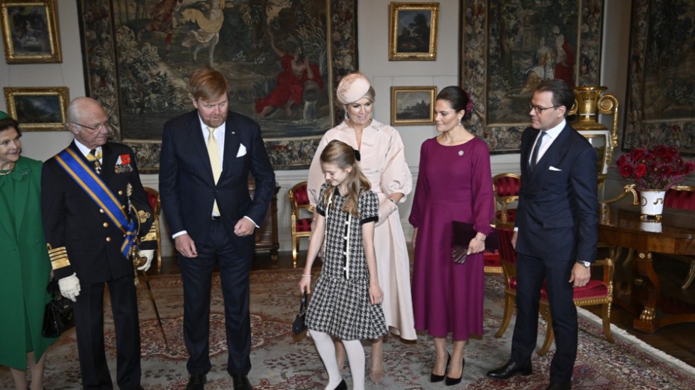 Drottning Silvia, kung Carl Gustaf, kung Willem-Alexander, drottning Máxima, prinsessan Estelle, kronprinsessan Victoria och prins Daniel i stora gästvåningen på kungliga slottet. Kung Willem-Alexander är gudfar till prinsessan Estelle.