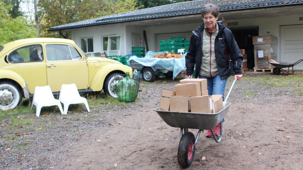 Mariette Persson fick två skottkärror äpplemust med sig hem till Berga i Högsby.
