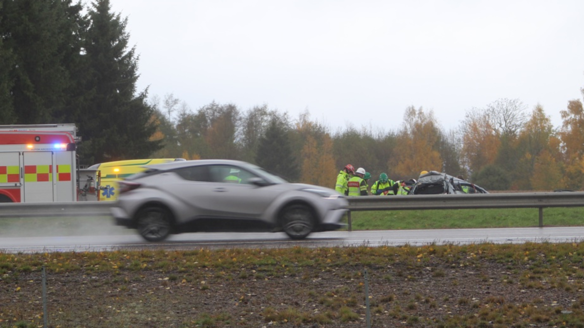 Kvinna Omkom I Olycka Mellan Lastbil Och Personbil På E4