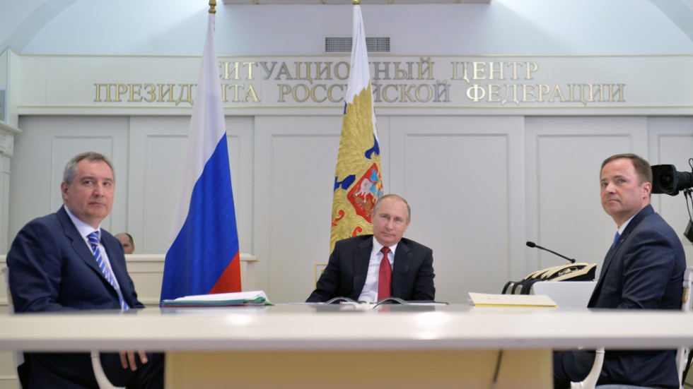 Ryssland president Vladimir Putin tillsammans med Roskosmos chef Dmitrij Rogozin (till vänster) 2016.