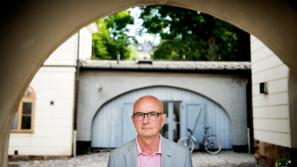 Peter Kadhammar (född 1956) är journalist och författare. Han har tilldelats Stora journalistpriset (2000) och Guldpennan (2007). Han har gett ut nio böcker och skriver regelbundet för Aftonbladet.