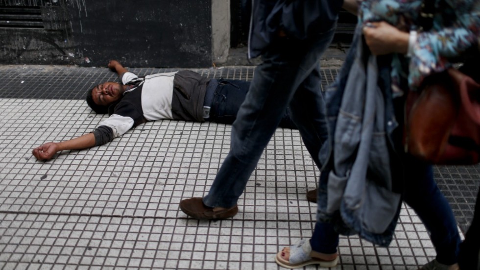 En man sover på gatorna i Buenos Aires. Landet har återigen drabbats av svåra ekonomiska problem. Arkivbild.