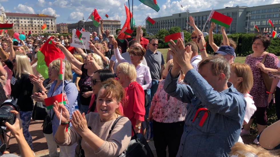 Hundratals anhängare till Belarus president Aleksandr Lukasjenko samlas i Minsk på söndagen.