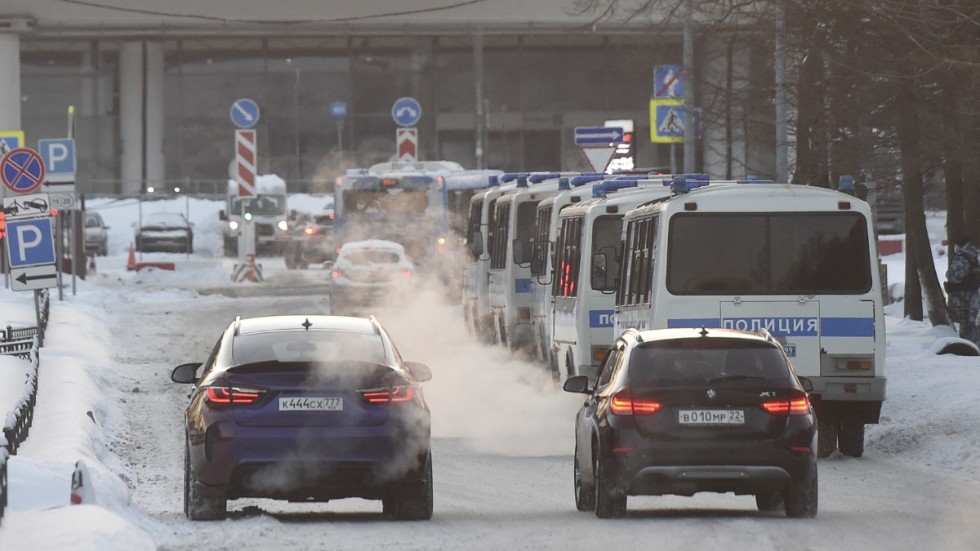 Polisfordon har parkerats vid Vnukovos internationella flygplats i Moskva inför Navalnyjs ankomst.