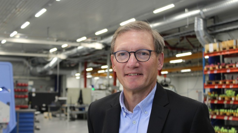 Thomas Persson, divisionschef och platschef på Expander System Sweden AB är på jobbet, men har få kollegor på plats på kontoret. Däremot är medarbetare i produktionen på plats. 