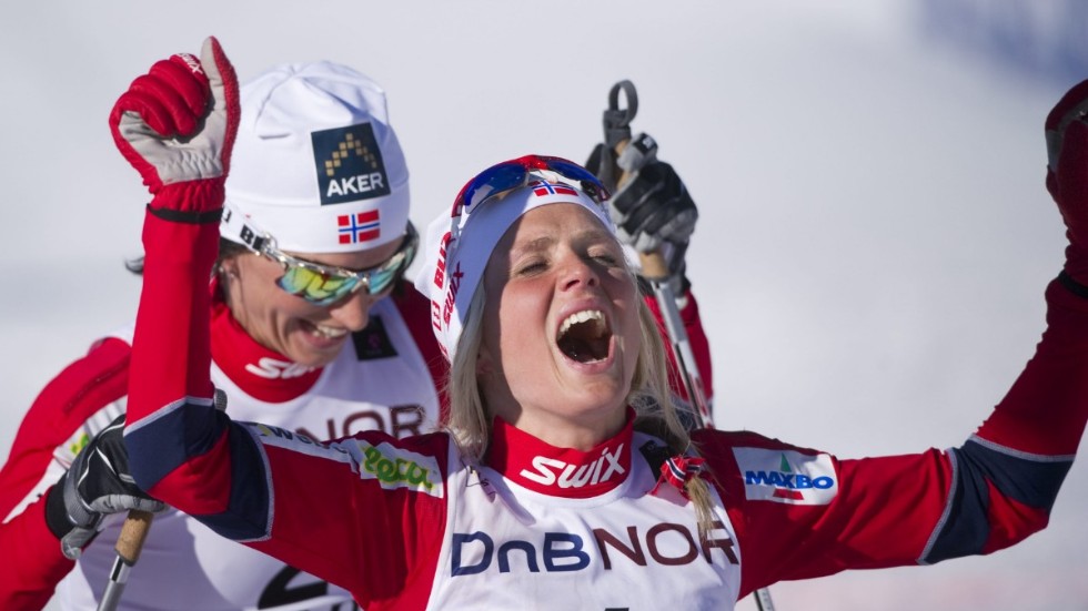 Therese Johaug tog sitt första VM-guld i karriären på tremilen i Oslo 2011. Den gången fick tidernas VM-drottning Marit Bjørgen, i bakgrunden, nöja sig med silver. Arkivbild.