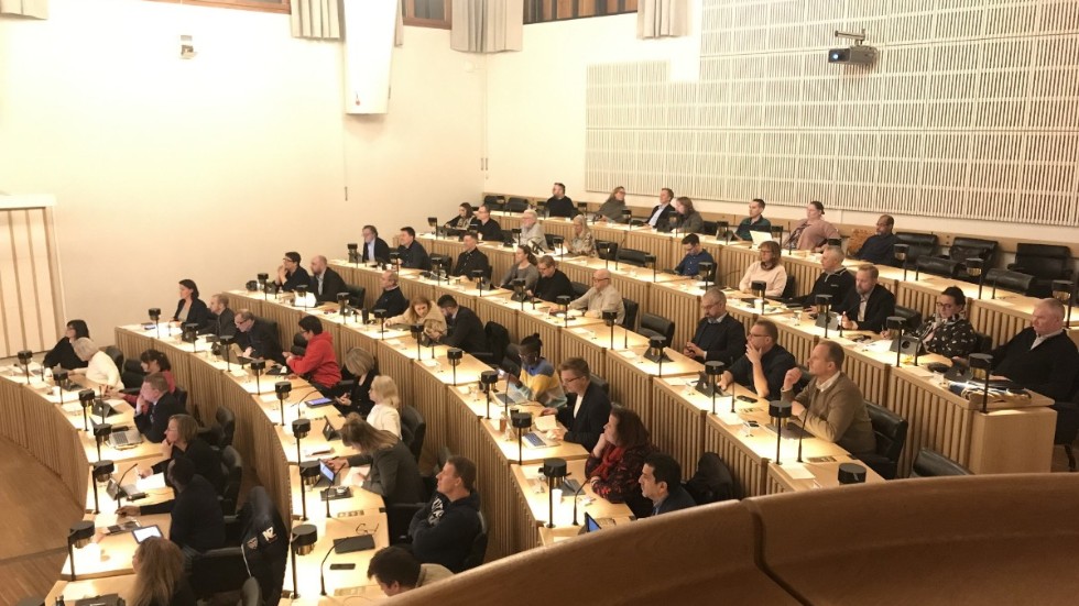 Som en del av kampen mot smittspridning har Nyköpings kommun begränsat antalet folkvalda som får delta i fullmäktige- och nämndmöten. Att detta på lite sikt undergräver demokratin i kommunen är helt uppenbart, men det finns lösningar på problemet, skriver Jan Bonnier (M), vice ordförande i kommunfullmäktige.