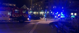 Ung kvinna påkörd i centrum – förd till sjukhus med ambulans