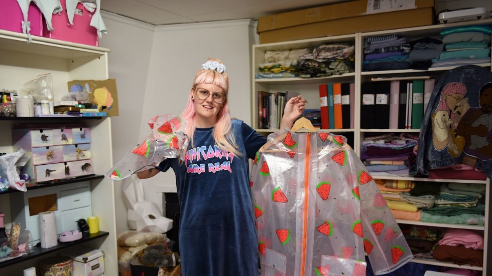 Elin Samuelssons huvudsakliga grej, som textilkonstnären Elinpastell, är regnjackor till både människor och hundar. Det sluter så att säga cirkeln för hennes drömmar började med att hon sydde kläder åt systerns nakenhund.