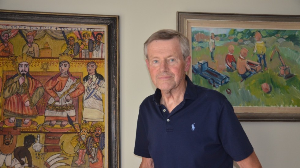 Gunnar Rehnström framför en av flera tavlor som hans föräldrar införskaffade under familjens vistelse i Etiopien på 1940-talet. 