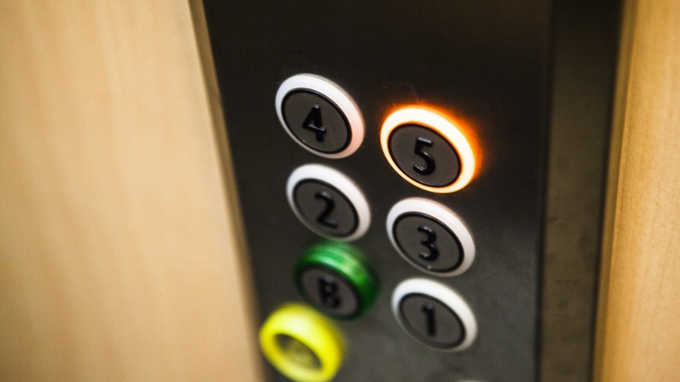 Insändarskribenten undrar vem som ska betala räkningarna på hissen.