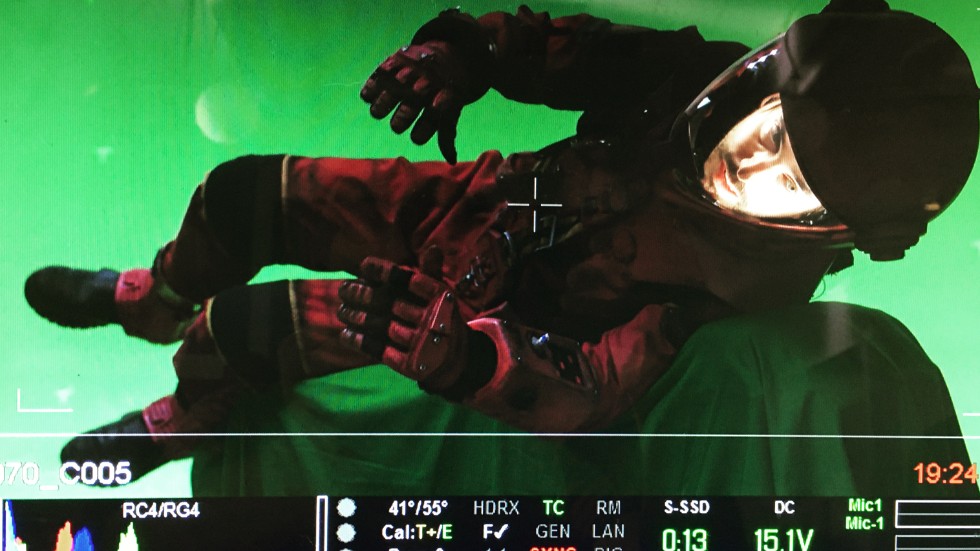 Med hjälp av en greenscreen så läggs VFX som betyder visual effects på i efterhand, som då kommer göra att det ser ut som om huvudrollsinnehavaren Philip Hughes befinner sig i rymden. 