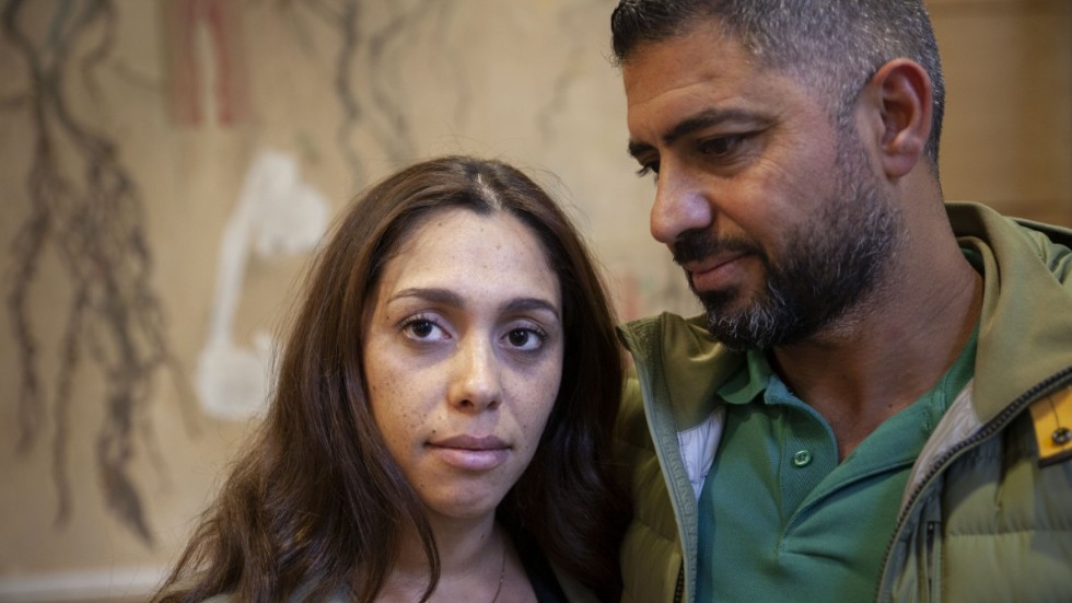 Mördade Mohamad Ammouris storasyster, Allia, har sökt tröst hos sin familj sen rättsprocessen kring dubbelmordet i Linköping 2004 startade. Här tillsammans med sin make.