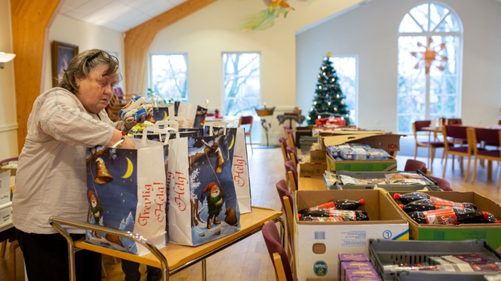 Typisk julmat och presentkort att handla för. "På så sätt stöttar vi den lokala handeln också", säger diakon Britt Andersson.