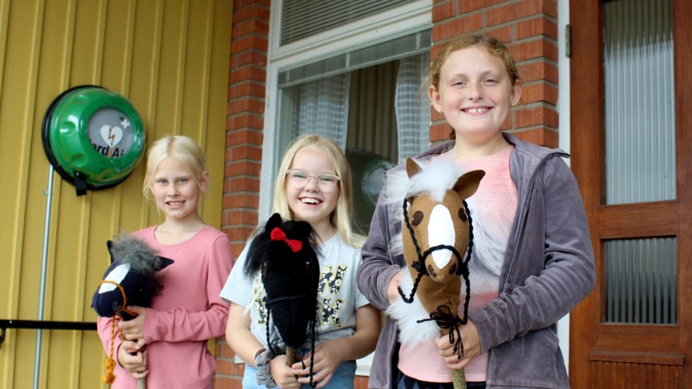 Från vänster: Adéle Borsiö med sin häst Brisa, Märta Karlsson med Bianca och Ester Sandin med Claus the star. 