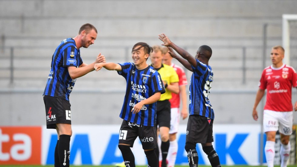 Sirius japanske stjärna Yukiya Sugita (mitten) jublar med lagkamraterna efter sitt 1–0-mål borta mot Kalmar FF.