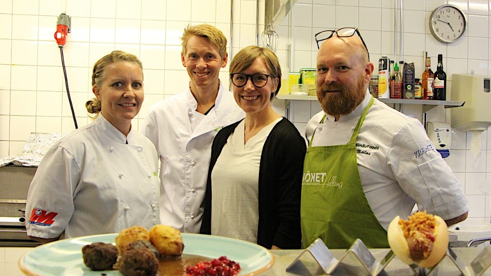 Malin Hellsing, Andreas Gundberg, Anna Gundberg och Niklas Hellsing i köket där den kött- och mejeriliknande mixen tillverkas.