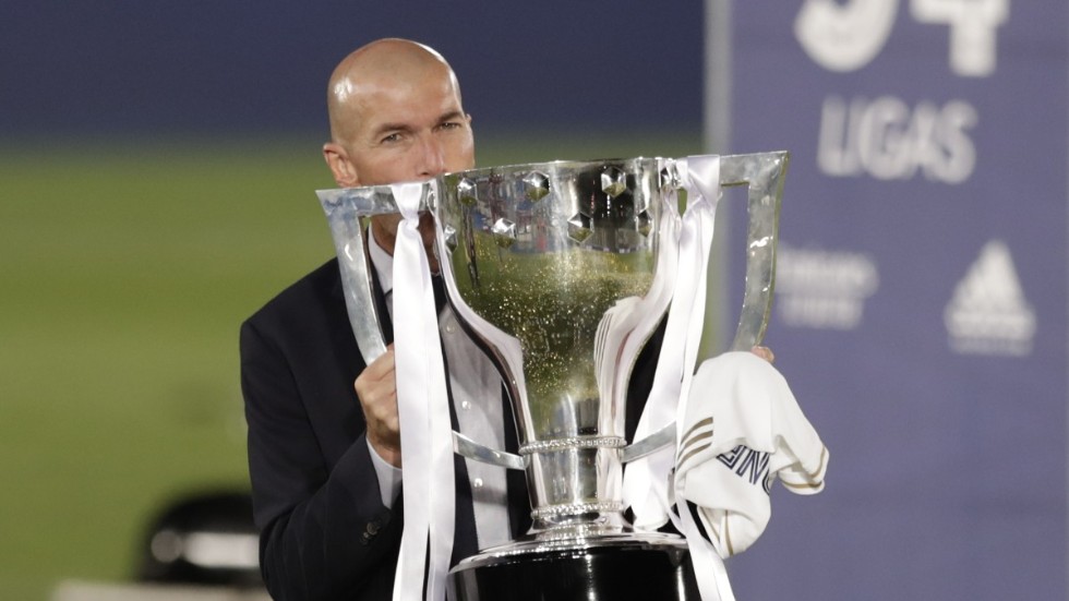 Real Madrid-tränaren Zinedine Zidane lyfter bucklan efter torsdagens seger i La Liga.