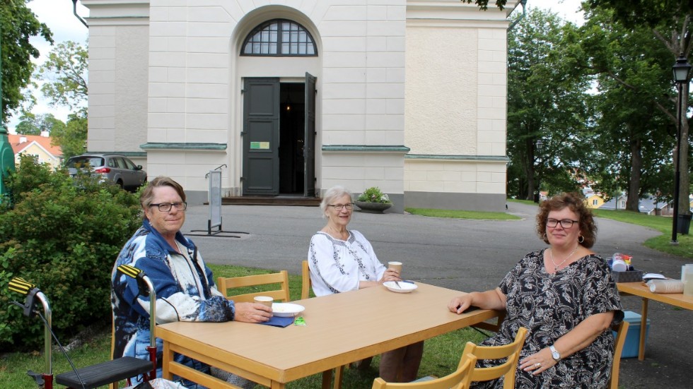 "Det är trevligt och gott." lyder Maud Skärlunds (i mitten) utlåtande om kyrkans sommarcafé. Till vänster syns Britt-Marie Franzén från Storebro. Till höger diakoniassistent Ylva Nilsson. 