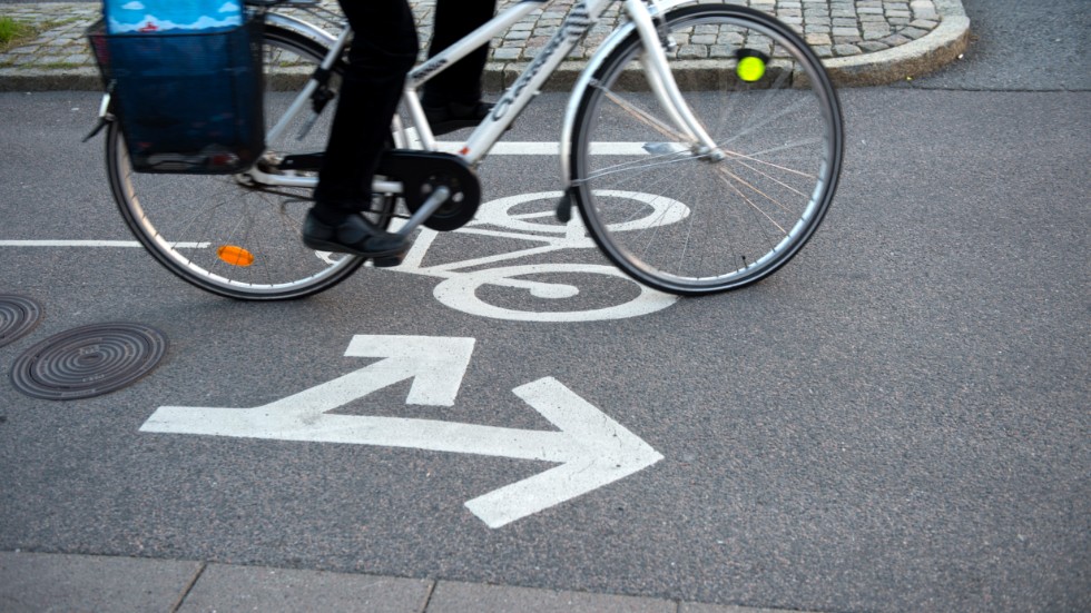 När ska boende vid Bönsta Allé få en säker gång- och cykelväg till och från området? Undrar insändarskribenten.