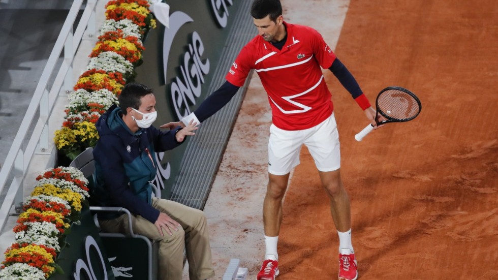 Världsettan Novak Djokovic kollar av läget med den linjedomare han råkade träffa med en boll i segermatchen mot ryssen Karen Chatjanov.