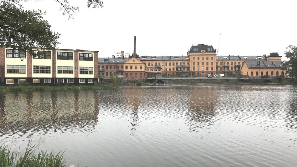 Den gamla fabriksskorstenen syntes bara från Köpmangatan, skriver Leif Lundborg som tycker att den inte ska byggas upp igen.