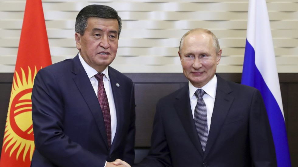 Kirgizistans president Sooronbaj Jeenbekov tillsammans med sin ryska motsvarighet Vladimir Putin. Arkivbild.