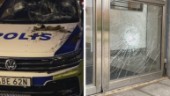 Man saboterade polisbil – och kastade sten genom ruta på polishuset
