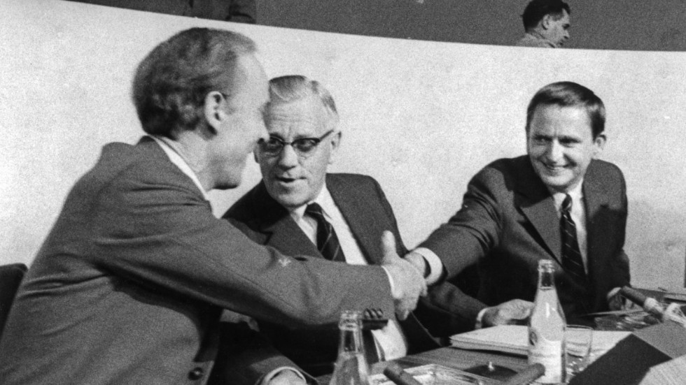 CH Hermansson, Arne Geijer och Olof Palme på ett grynigt foto från valrörelsen. Geijer företrädde alltså Socialdemokraterna i sin egenskap av LO:s ordförande!
